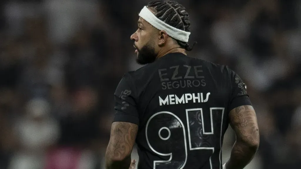 Memphis Depay durante partida. Foto: Anderson Romão/AGIF