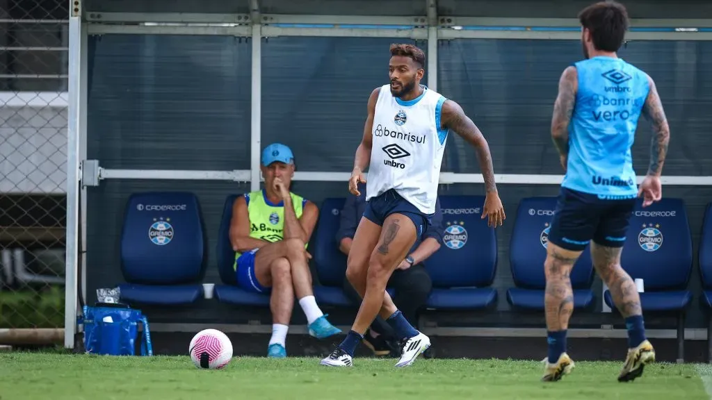 Renato Gaúcho observa Reinaldo e Diego Costa em treino do Imortal, em preparação para o duelo contra o Juventude – FOTO: LUCAS UEBEL/GREMIO FBPA