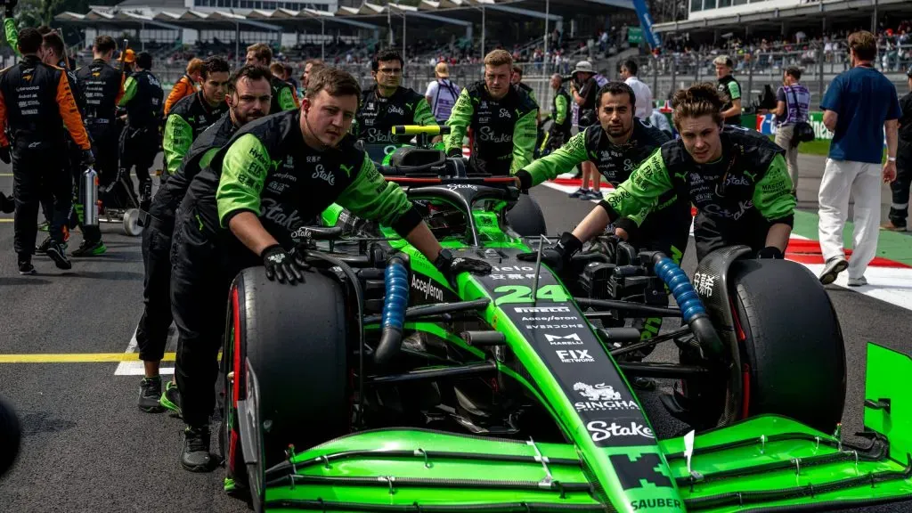 Guanyu Zhou e equipe da Sauber no GP do México