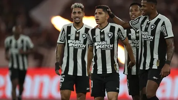 Junior Santos e companheiros do Botafogo