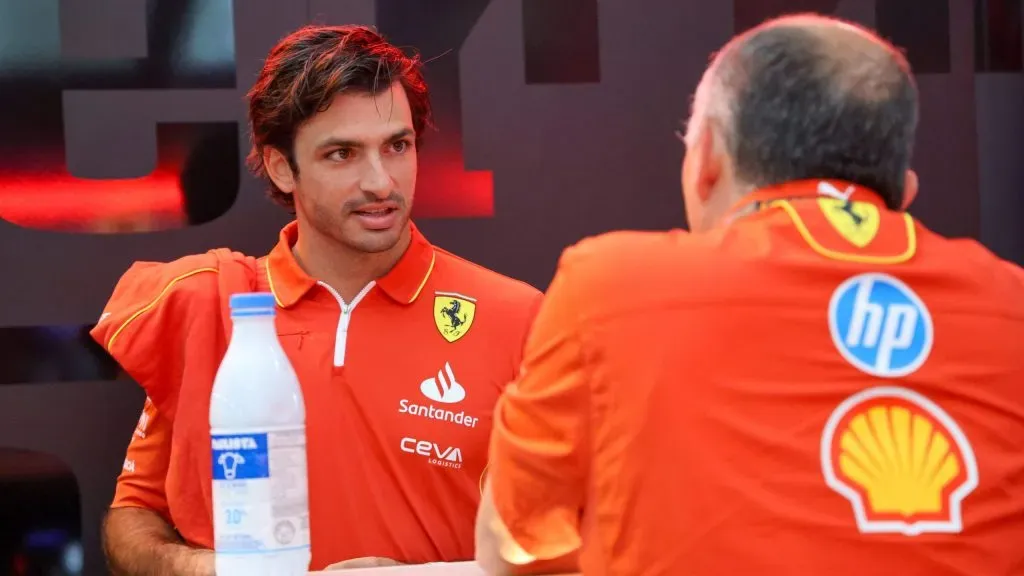 Carlos Sainz e Fred Vasseur, chefe da Ferrari