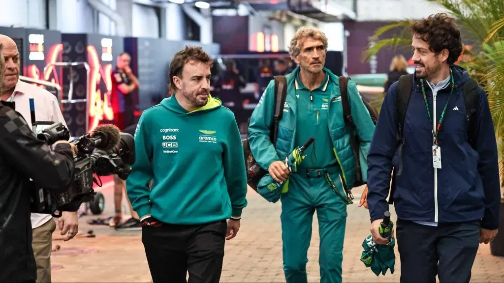 Alonso e membros da Aston Martin em Interlagos