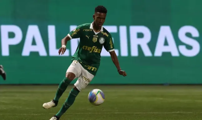 Estêvão jogador do Palmeiras, em ação pelo clube no Campeonato Brasileiro