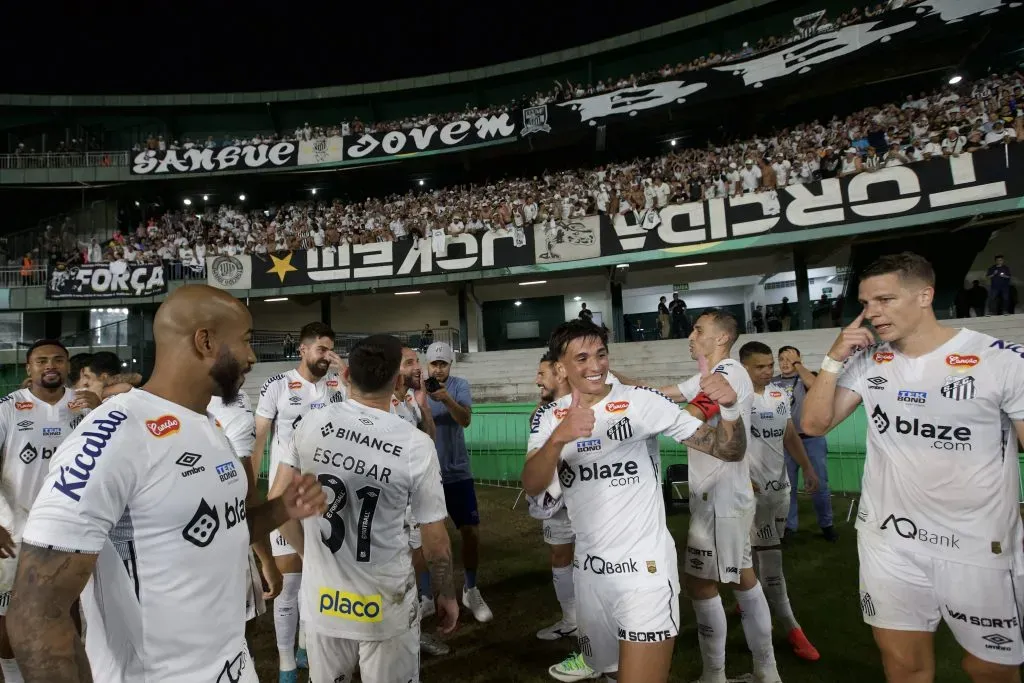 Atletas do Santos comemoraram a vitória sobre o Coritiba. Foto: Hedeson Alves/AGIF