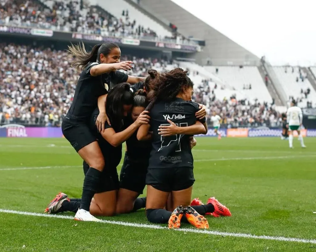 Gabi Portilho, comemora vitória sobre o Palmeiras com as companheiras de elenco visivelmente emocionada no jogo de ida pelo Campeonato Paulista Feminino. Foto: Rodriogo Gazzanel/Corinthians