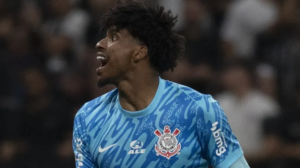 Hugo Souza comemorando. Foto: Anderson Romão/AGIF