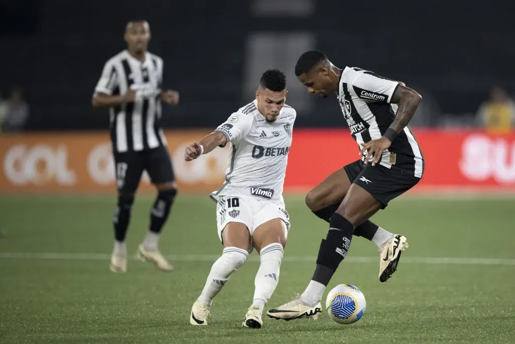 Junior Santos jogador do Botafogo disputa lance com Paulinho jogador do Atlético-MG durante partida pelo Campeonato Brasileiro A 2024. Foto: Jorge Rodrigues/AGIF