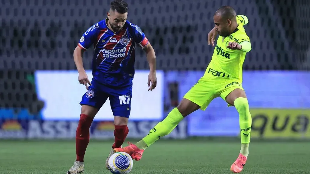 Everton Ribeiro e Mayke disputando. Foto: Ettore Chiereguini/AGIF