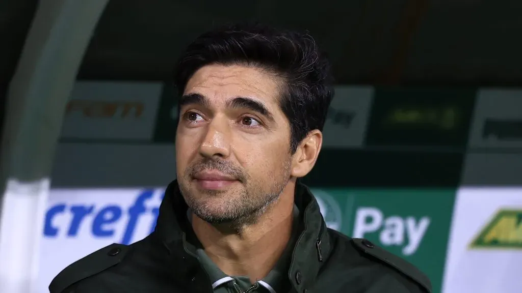 Abel Ferreira na beira do gramado durante o jogo. Foto: Marcello Zambrana/AGIF