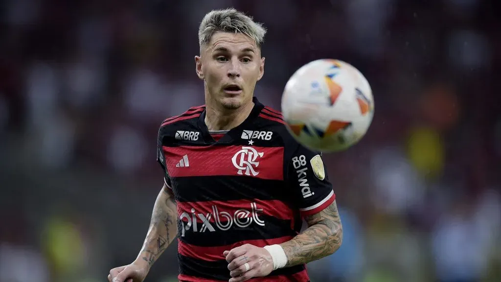 Varela durante partida. Foto: Alexandre Loureiro/AGIF