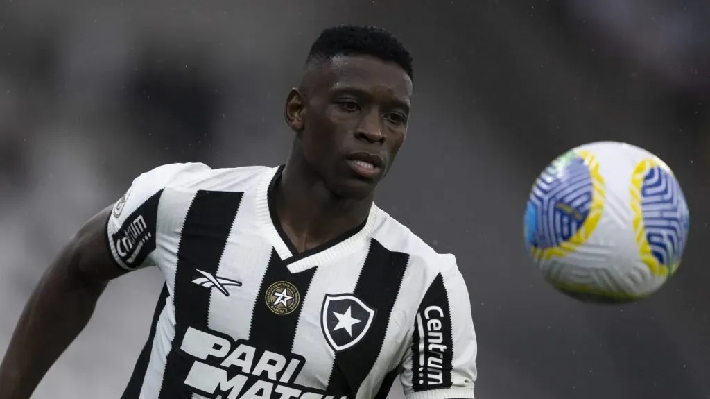 Luiz Henrique teve problemas com atacantes do Galo. Foto: Jorge Rodrigues/AGIF.