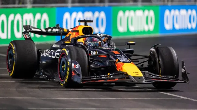 Verstappen no RB20 em Las Vegas