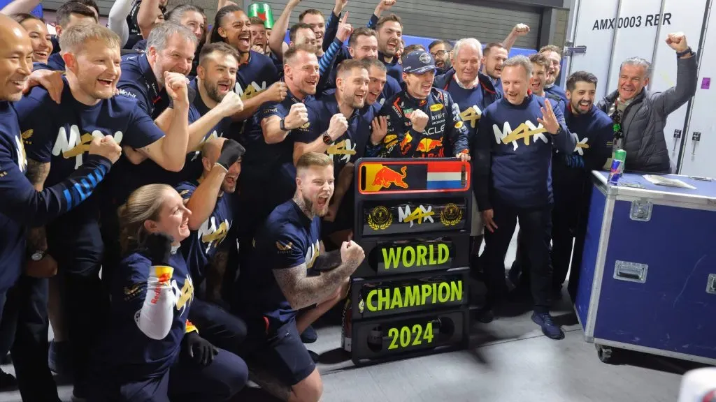 Red Bull comemorando a título de Verstappen em Las Vegas