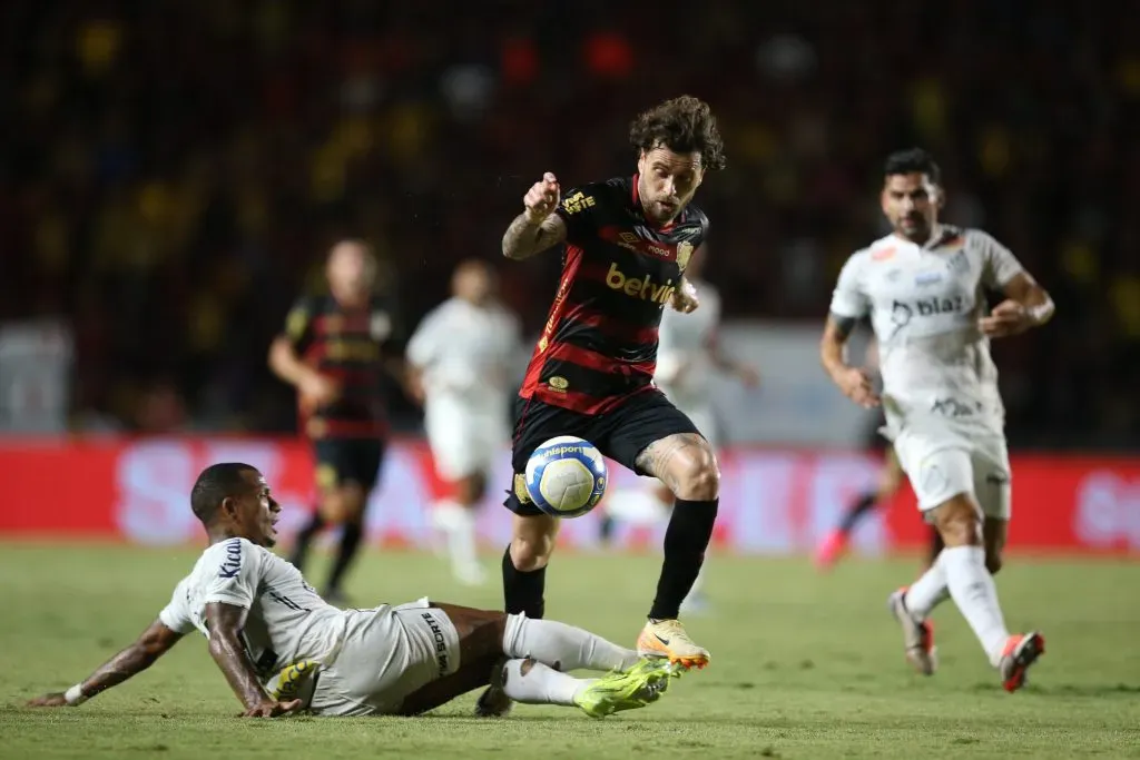 Lucas Lima em partida contra o Santos. Foto: Marlon Costa/AGIF