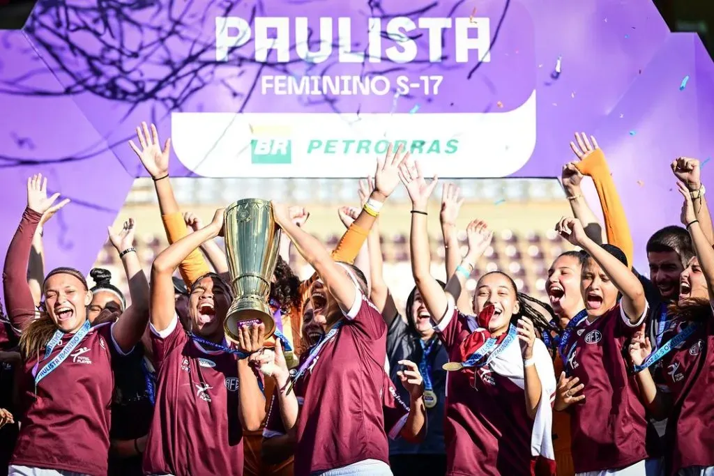 Guerreiras Grenás comemorando a vitória sobre o Corinthians e a conquista do título pelo Campeonato Paulista Feminino Sub-17. Foto: Rodrigo Corsi/Ag. Paulistão