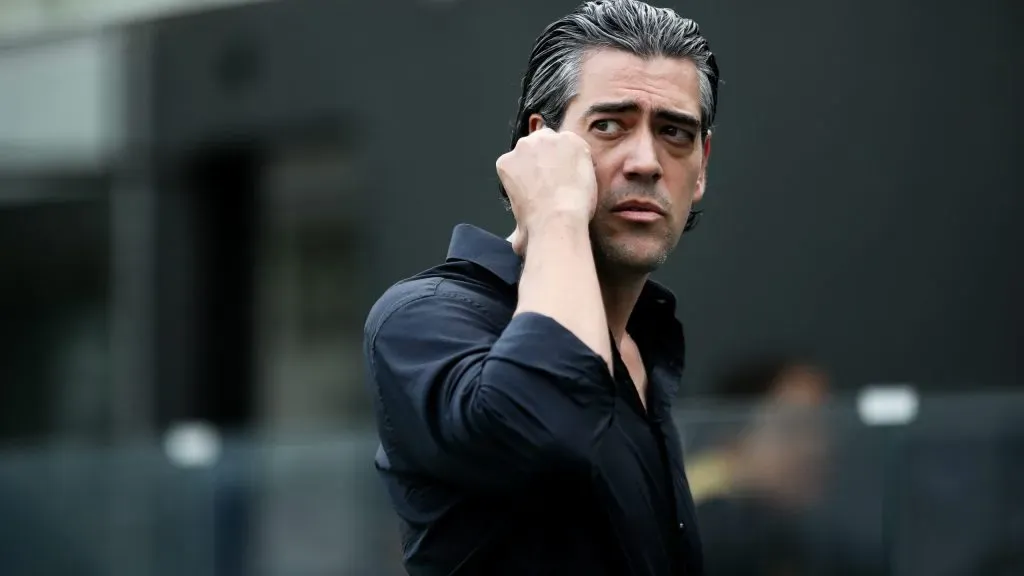 Paulo Bracks no telefone. Foto: Reinaldo Campos/AGIF