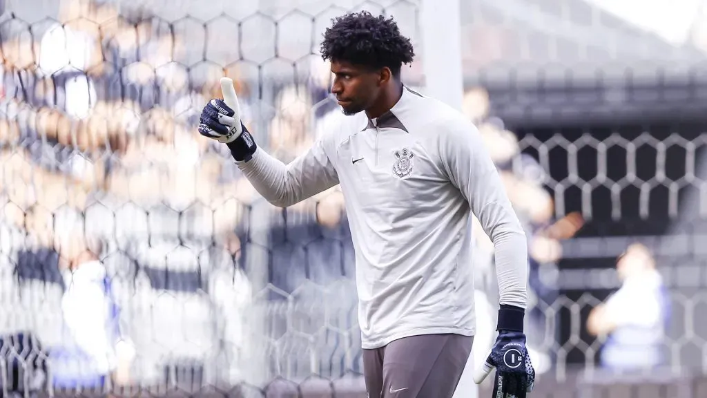 Hugo Souza aquecendo. Foto: Marco Miatelo/AGIF