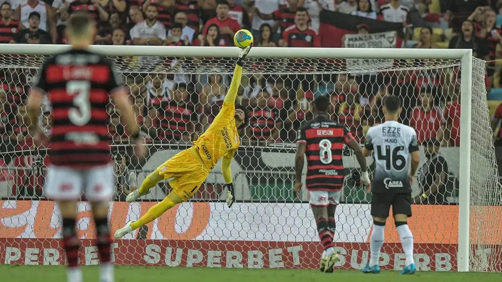 Hugo Souza fazendo defesa. Foto: Thiago Ribeiro/AGIF