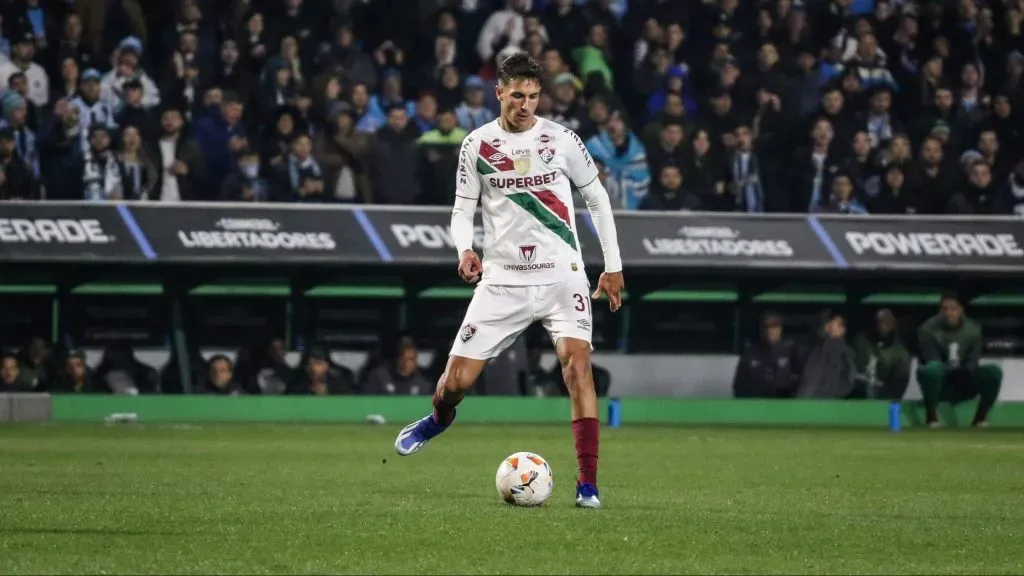 Facundo Bernal disouta posição com Martinelli – Foto: Leonardo Hubbe/AGIF