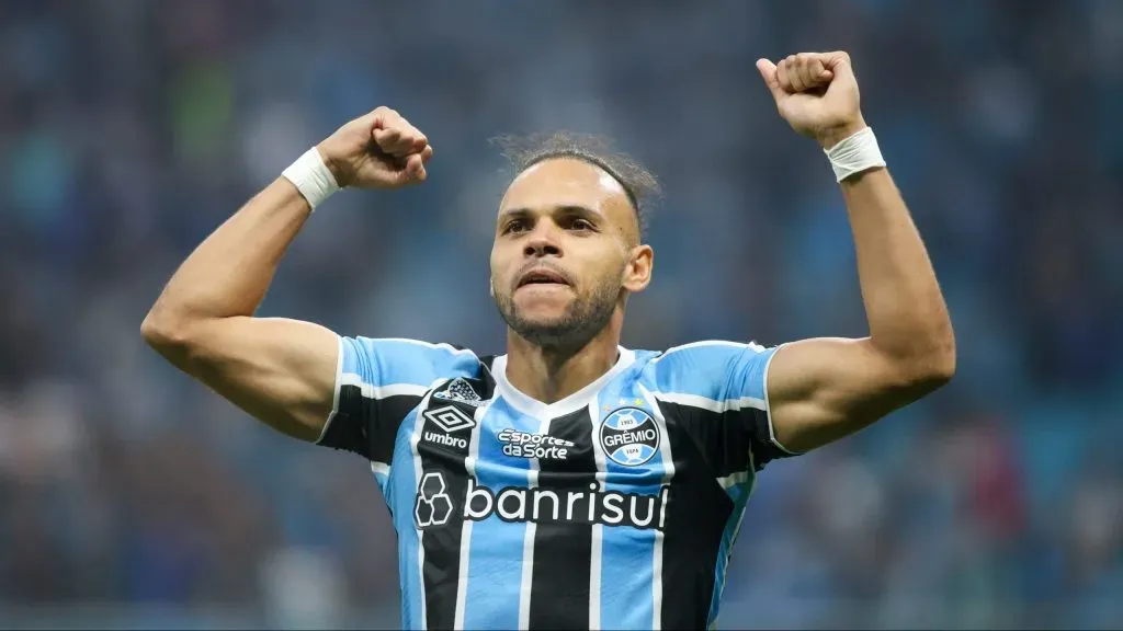 Braithwaite comemora gol pelo Grêmio - Braithwaite 'tomou as dores' do elenco e fez reclamação formal ao presidente Alberto Guerra - Foto: Luis Felipe Amorin/AGIF