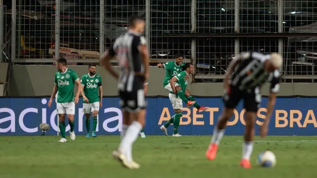 Jogadores do Galo cabisbaixos. Foto: Alessandra Torres/AGIF