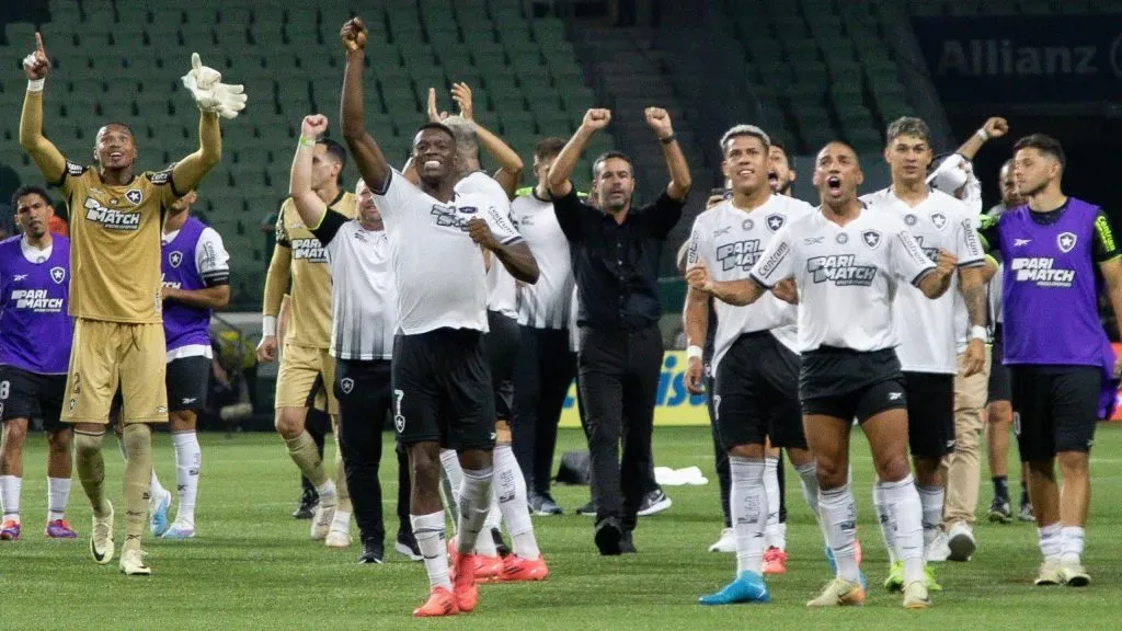 Jogadores do Botafogo comemoram vitória sobre o Palmeiras no Allianz Parque - Foto: Joisel Amaral/AGIF