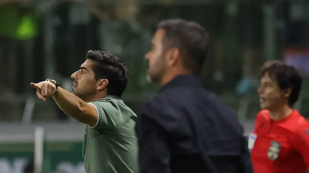 Abel apontando para alguém no campo do Allianz - Foto: César Greco/Ag. Palmeiras