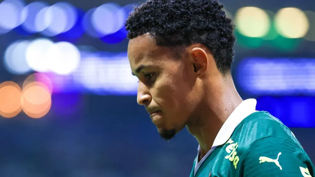 Lázaro cabisbaixo no Palmeiras - Foto: AGIF