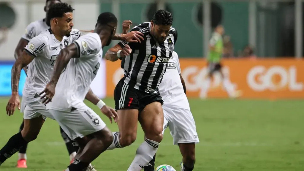 Hulk contra jogadores do Botafogo. Foto: Gilson Lobo/AGIF