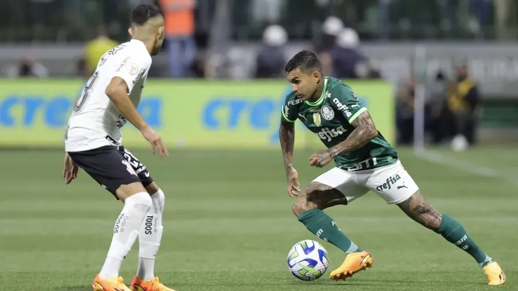 Dudu tentando drible. Foto: Marcello Zambrana/AGIF