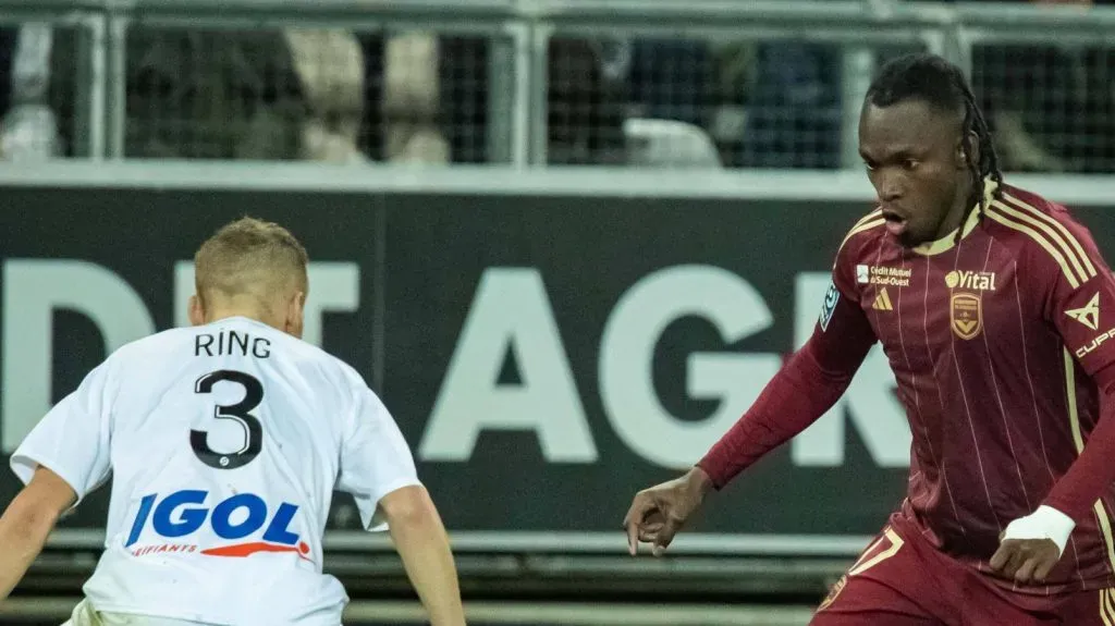 Foto: IMAGO / PanoramiC – Alberth Elis (de camisa vinho) durante jogo pelo Bordeuax na França.