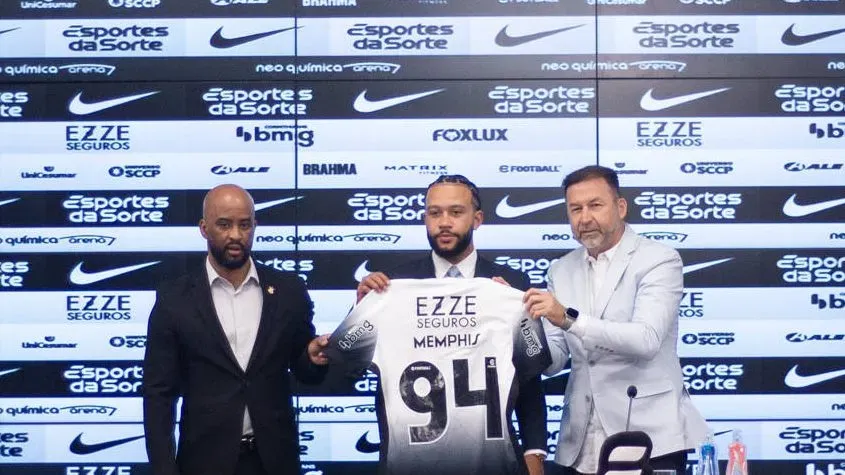 Foto: Fabinho ao lado de Augusto Melo na apresentação de Memphis Depay.