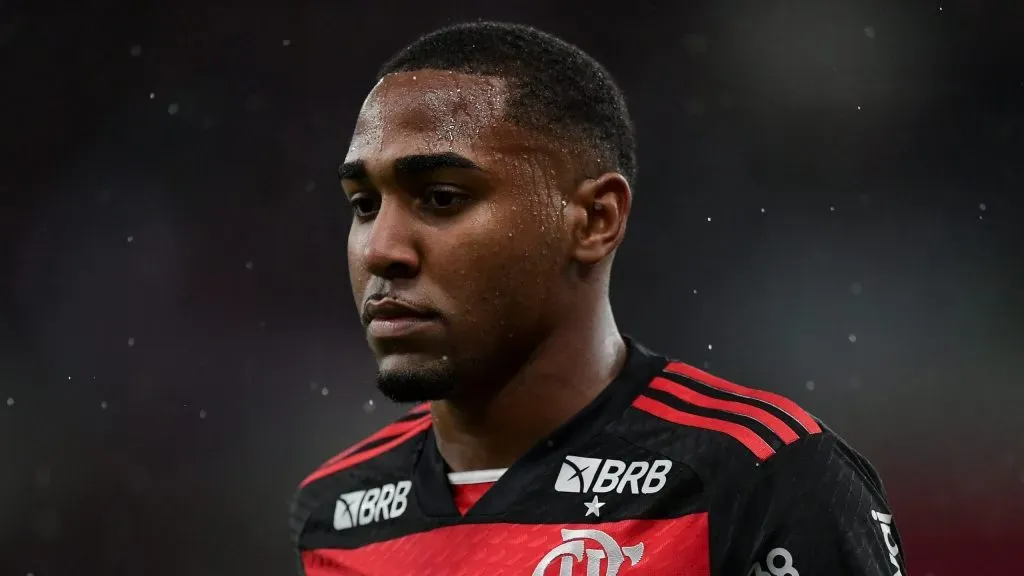 Lorran cabisbaixo com camisa do Flamengo - Foto: AGIF