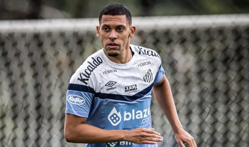 Alex Nascimento em treino do Santos - Foto: Raul Baretta/ Santos FC