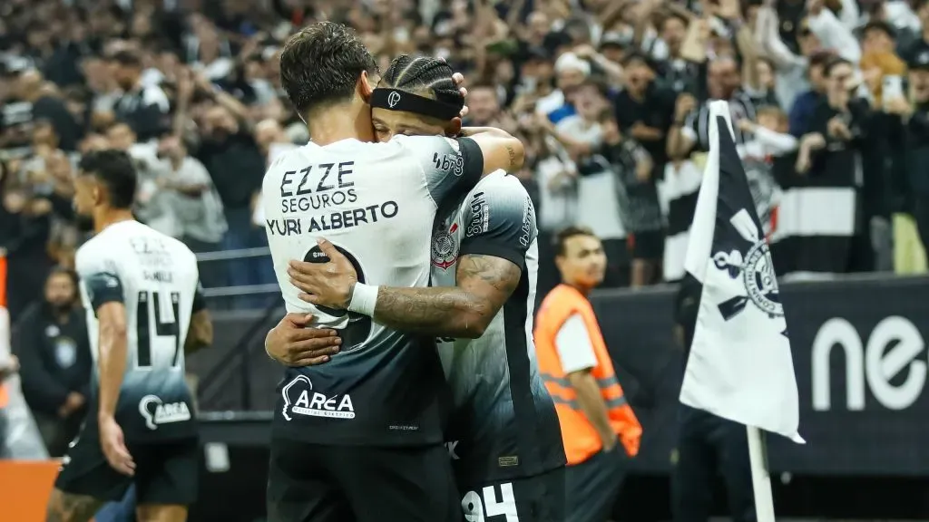 Memphis e Yuri comemorando. Foto: Marco Miatelo/AGIF