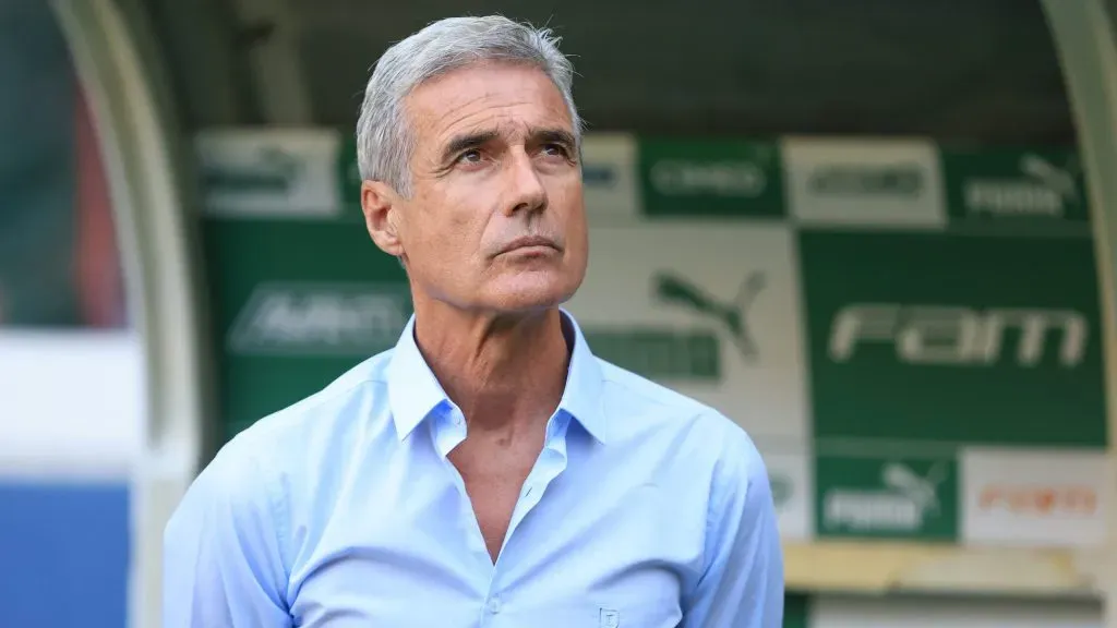 Luis Castro empolga diretoria do Santos nos bastidores