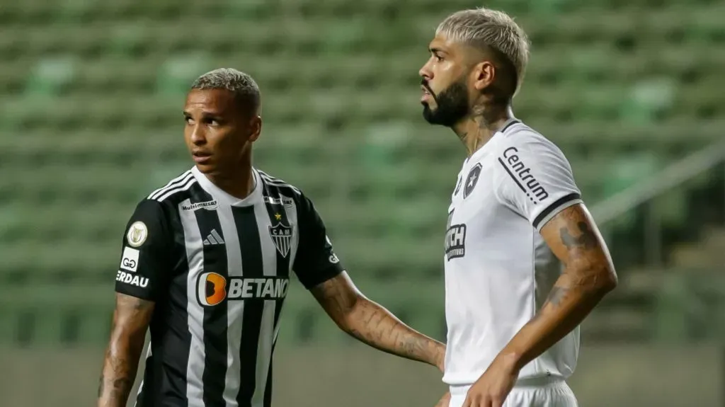 Deyverson e Barbosa durante partida. Foto: Fernando Moreno/AGIF