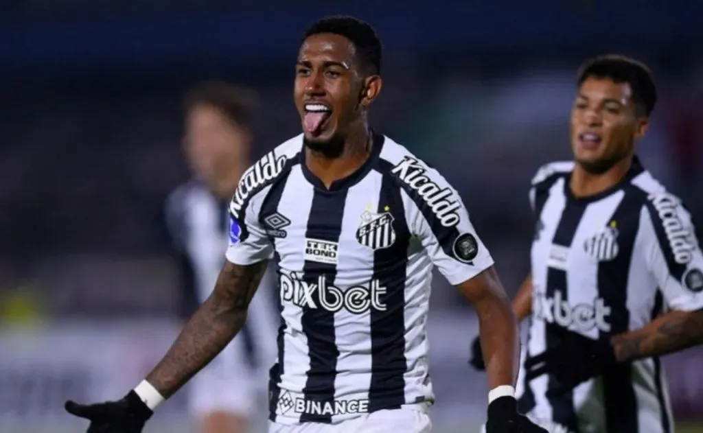 Rwan Seco com a camisa do Santos. Foto: Divulgação/Twitter oficial do Santos