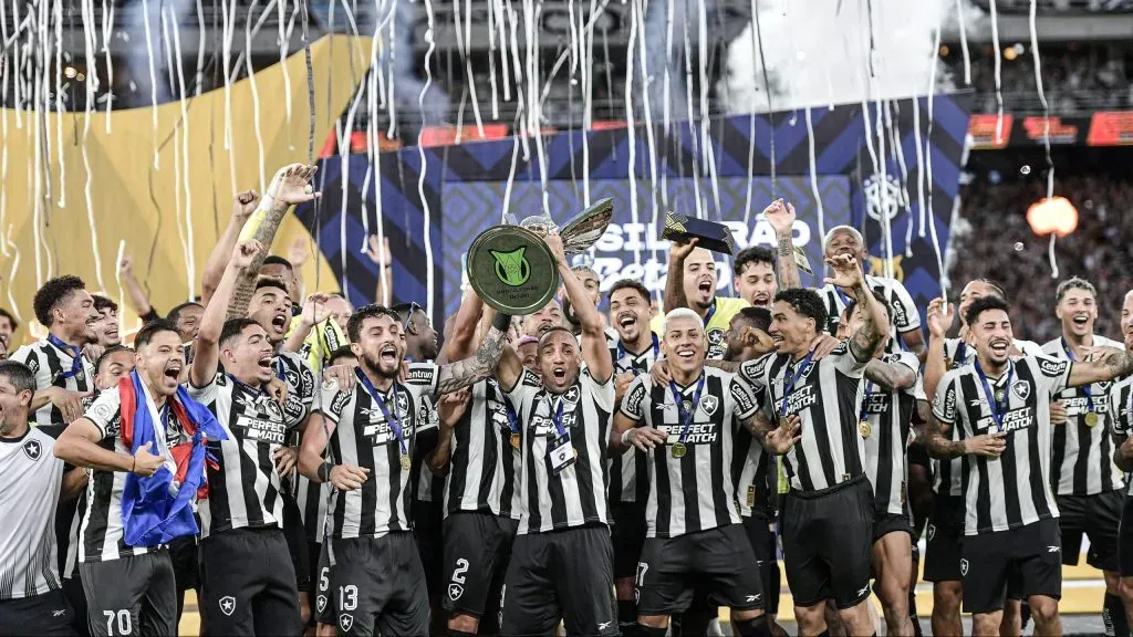 Botafogo é campeão do Brasileirão após vencer o São Paulo 2 a 1 no Nilton Santos
