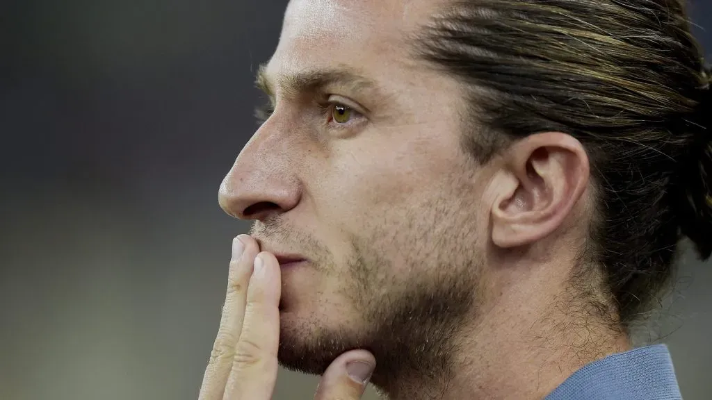 Filipe Luís pensativo. Foto: Alexandre Loureiro/AGIF