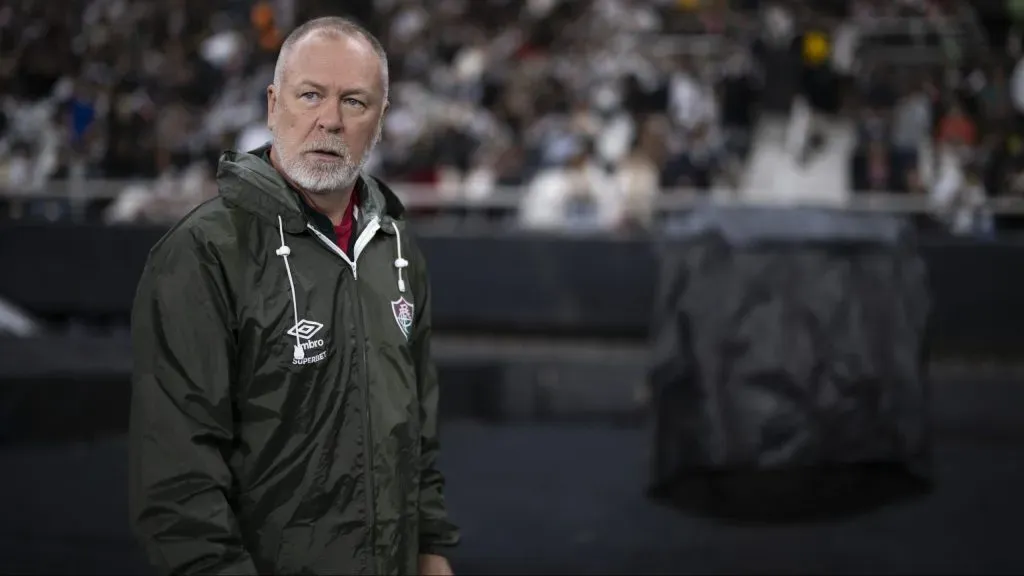 Mano Menezes sério. Foto: Jorge Rodrigues/AGIF