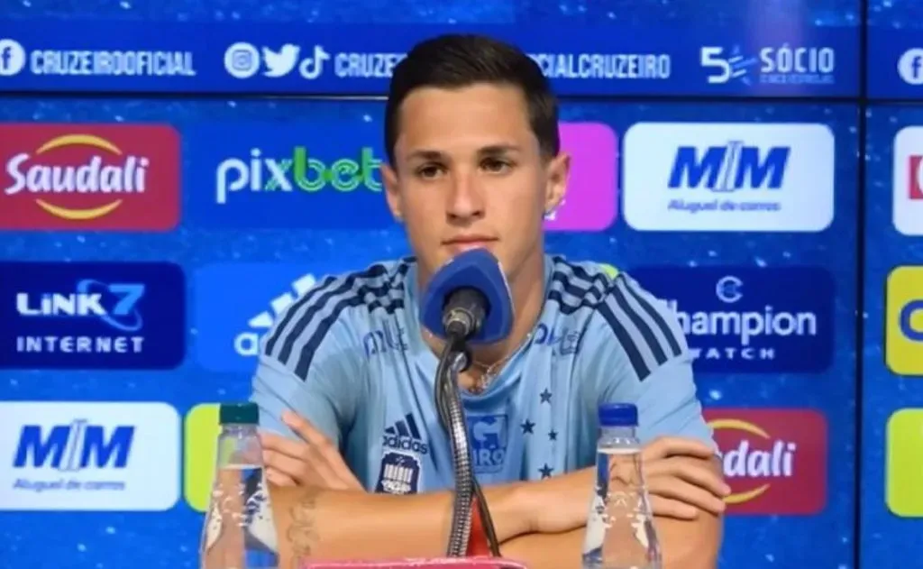 Mateus Vital dando coletiva no Cruzeiro - Foto: Divulgação/CEC