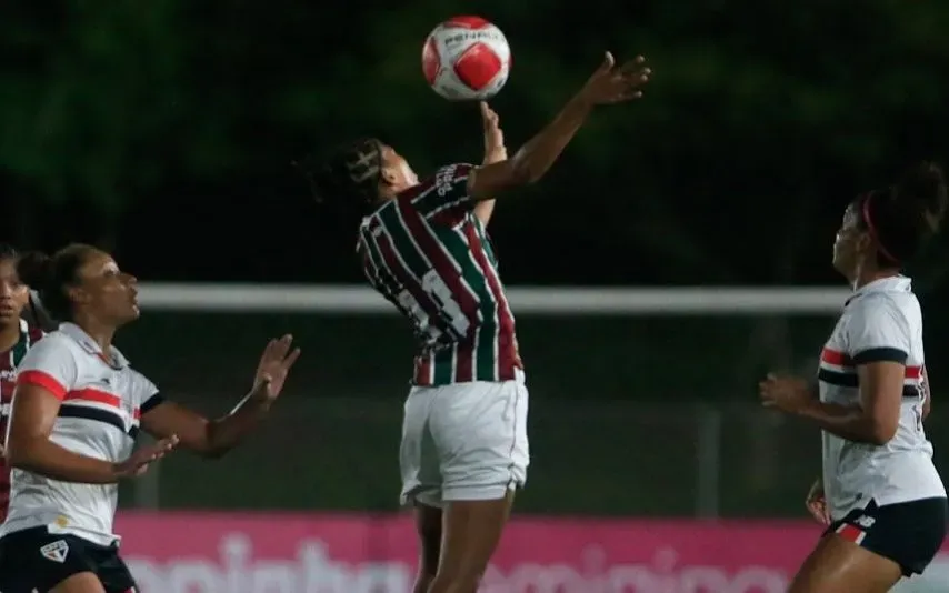 Carioca, jogadora do Fluminense, domina lance diante das rivais do São Paulo que foi eliminado da Copinha Feminina nos pênaltis por 4 a 3. Foto: Fernando Roberto/Paulistão/Fluminense