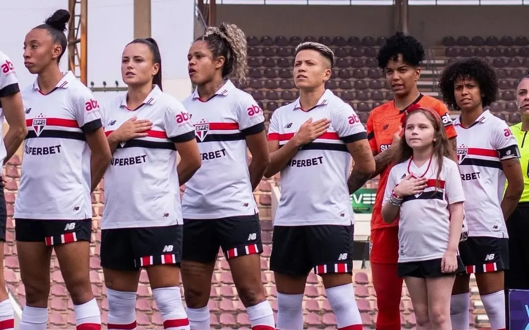 Bia Menezes e elenco do São Paulo antes do clássico contra o Corinthians pelo Brasileirão 2024. Foto: Guilherme Veiga/São Paulo FC
