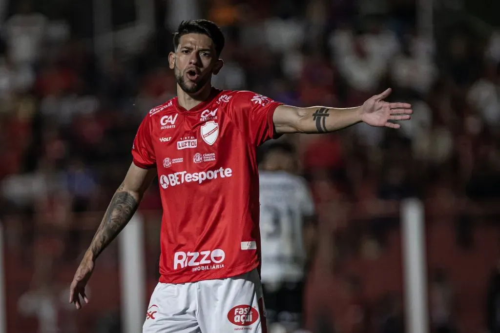 Zagueiro Jemmes em jogo do Vila Nova