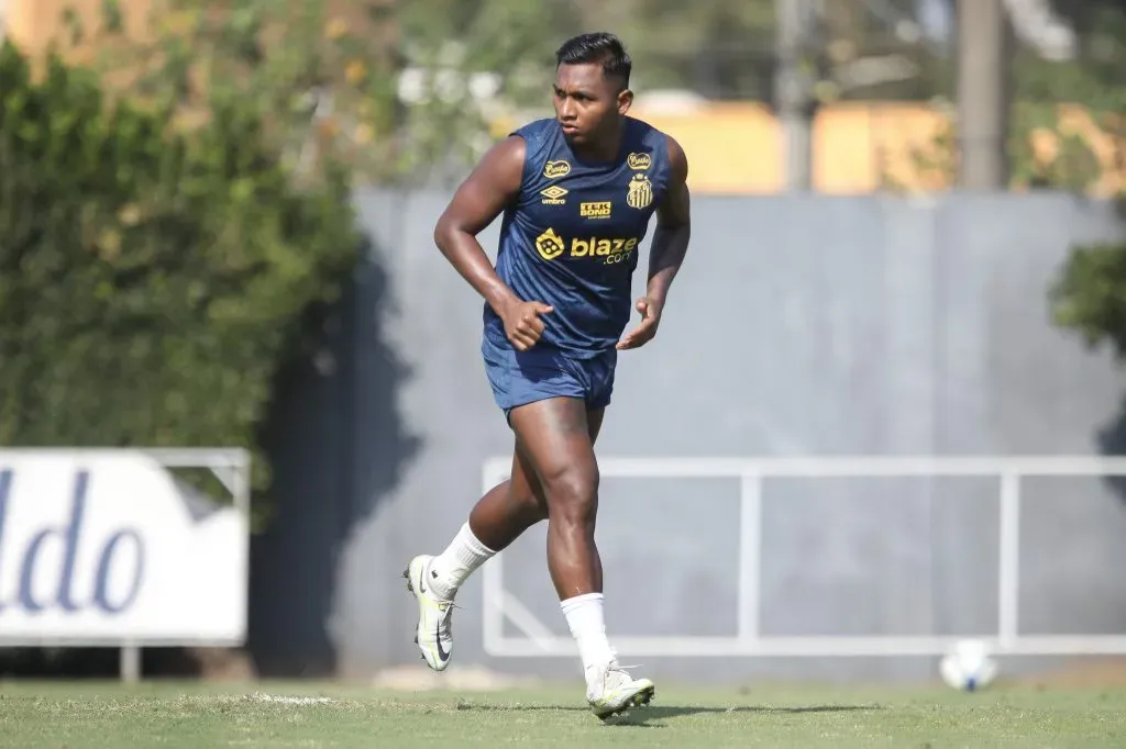 Alfredo Morelos durante treino, no CT Rei Pelé. Foto: Reinaldo Campos/AGIF