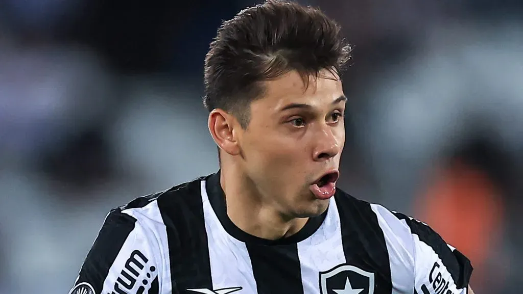 Óscar Romero em ação com camisa do Botafogo - Foto: Getty Images