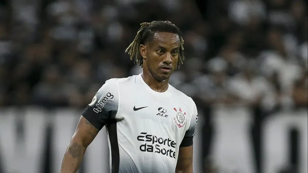 Carrillo em ação pelo Alvinegro do Parque São Jorge.