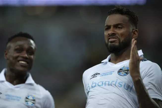 Reinaldo jogador do Gremio comemora seu gol durante partida contra o Fluminense no estadio Maracana pelo campeonato Brasileiro A 2024. Foto: Jorge Rodrigues/AGIF