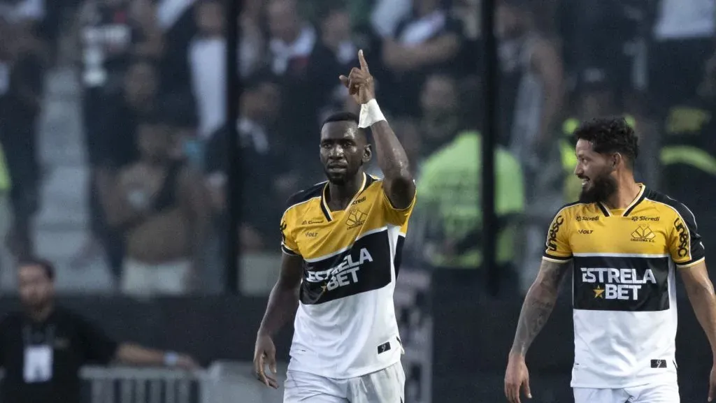 Bolasie comemora gol pelo Criciúma. Foto: Jorge Rodrigues/AGIF